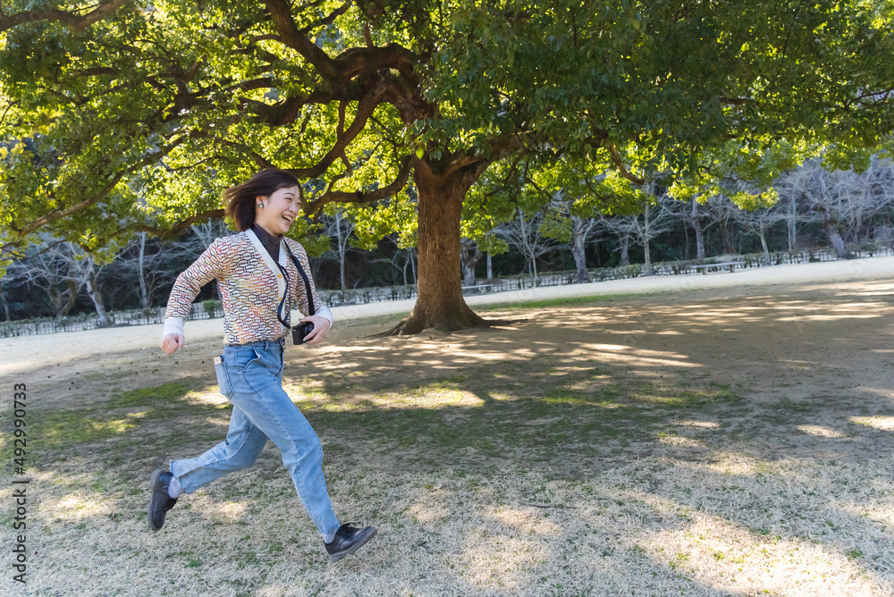 公園を走る女性 公園を走る女性