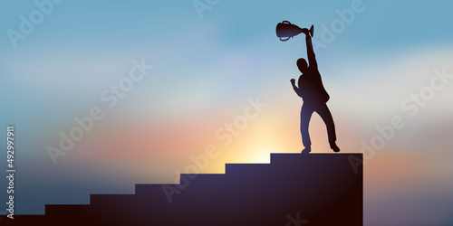 Concept de la réussite dans une compétition avec un homme qui brandit un trophée en haut d’un escalier après avoir gagné une course.