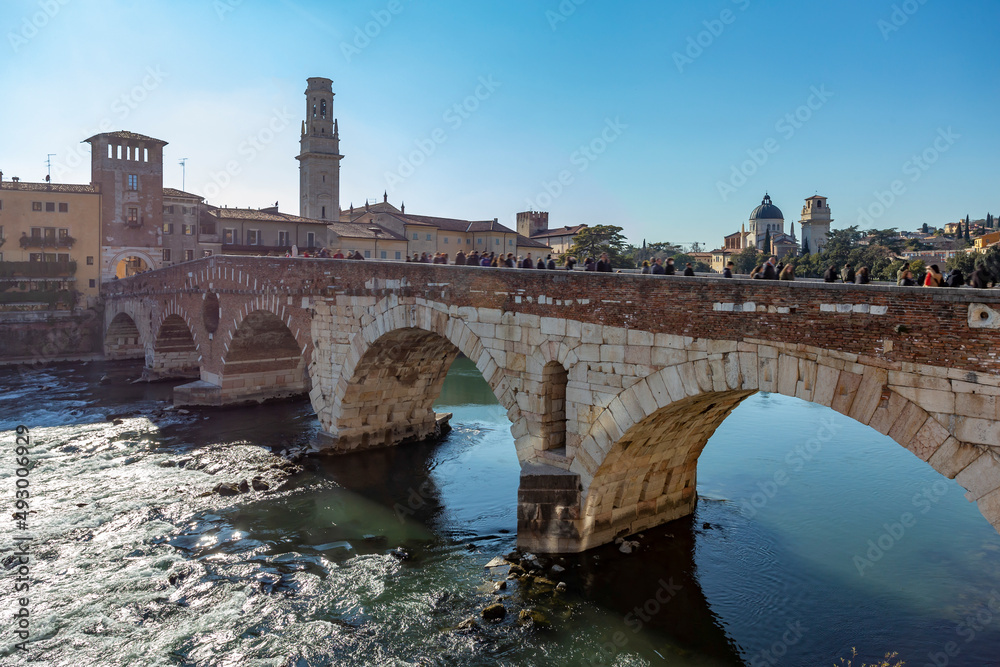 Ponte Pietra na Cidade de Verona no norte de Itália