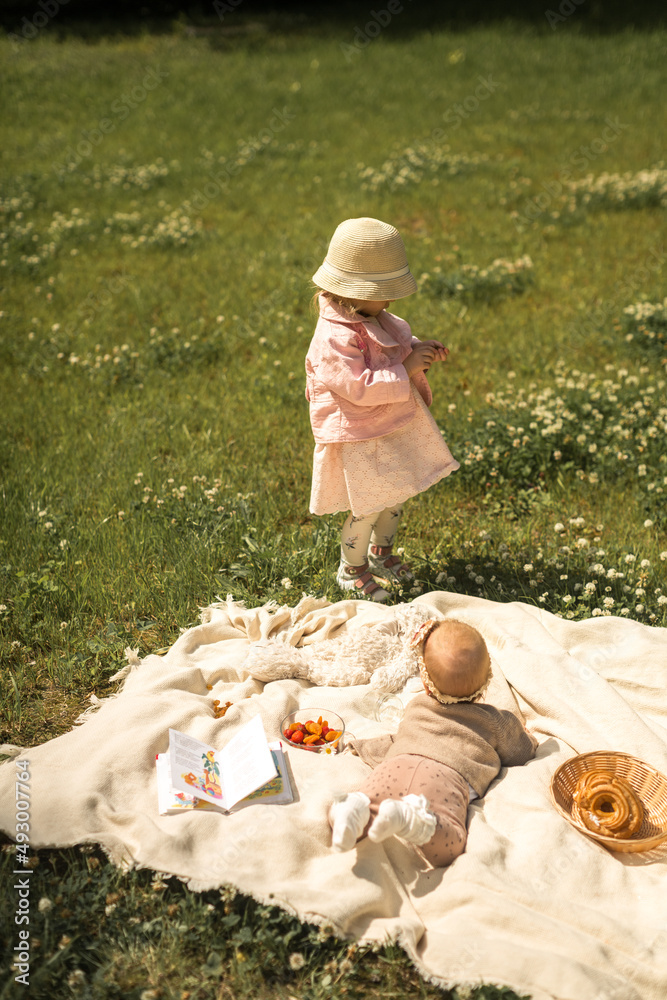.A CHILD AT A SUMMER PINCIC, A CHILD LIES ON A PLAQUE