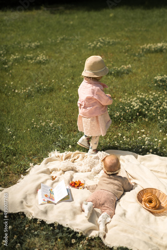 Obraz na płótnie .A CHILD AT A SUMMER PINCIC, A CHILD LIES ON A PLAQUE w salonie