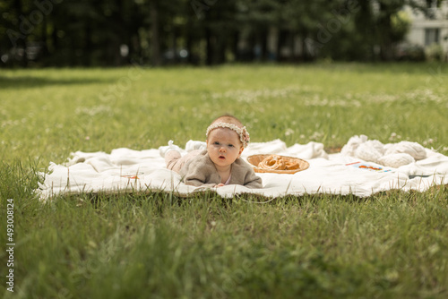 Obraz na płótnie baby girl lies on a plaid, summer picnic for children w salonie