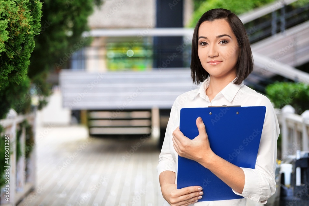 Obraz premium Caucasian businesswoman smile. Urban lifestyle.