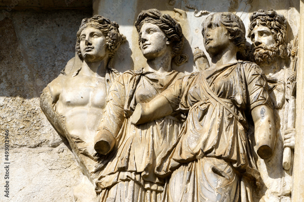 Obraz premium Benevento: Arco di Traiano, Roman arch, at morning