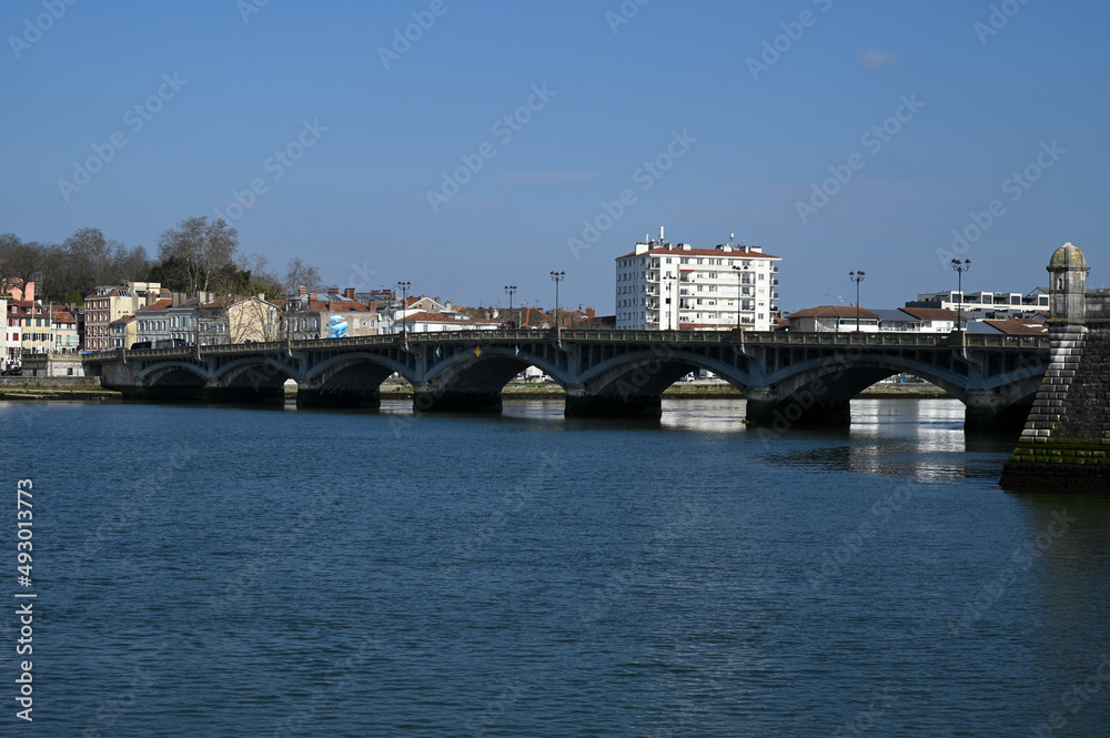 Le pont Saint-Esprit traversant le fleuve Adour à Bayonne