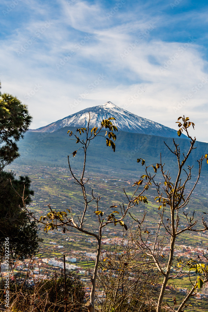 Fototapeta premium Pico más alto de España con un cielo nuboso encima, Pico del Teide