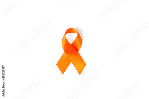 Lazo naranja sobre un fondo blanco liso y aislado. Vista superior y de cerca. Copy space.  photo