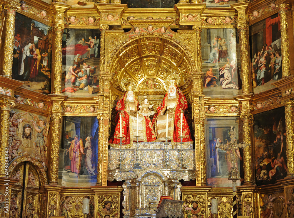 Santa Ana y la Virgen María en la iglesia de Santa Ana en el barrio de Triana, Sevilla, Andalucía, España. Esta iglesia es conocida como la catedral de Triana. 