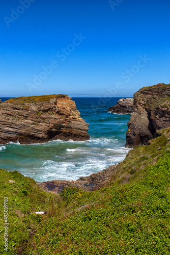 Playa de las Catedrales con formaciones rocosas en Ribadeo, Galicia 