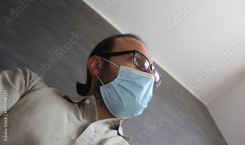 Uomo con la mascherina protettiva per difendersi dai virus photo