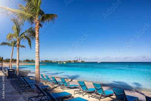Fototapeta Naklejka Na Ścianę i Meble -  The beautiful Western Esplanade Beach at Nassau, Bahamas, with calm, turquoise sea and palm trees without people