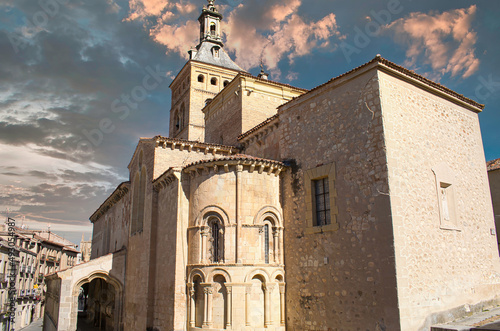 Iglesia católica de San Martín del siglo XII en la ciudad de Segovia, España photo