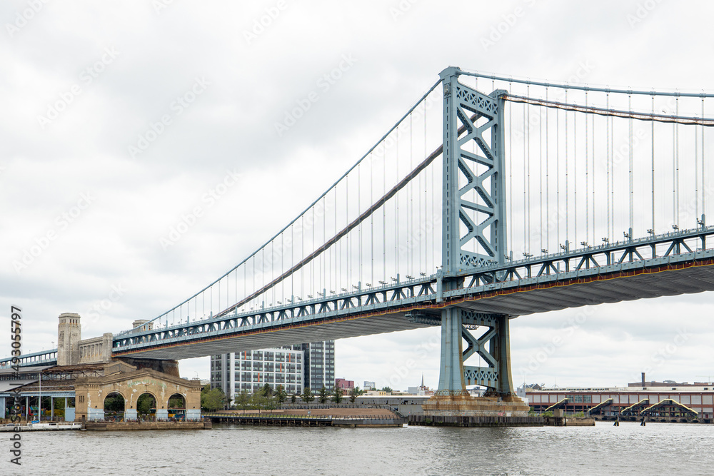 Fototapeta premium Race Street Pier and Cherry Street Pier on the Delaware River waterfront underneath the Benjamin Franklin Bridge in Philadelphia, Pennsylvania, USA