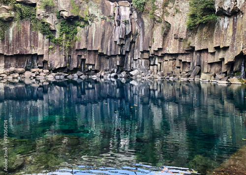 Fototapeta Naklejka Na Ścianę i Meble -  geometric stones on nature with water reflection