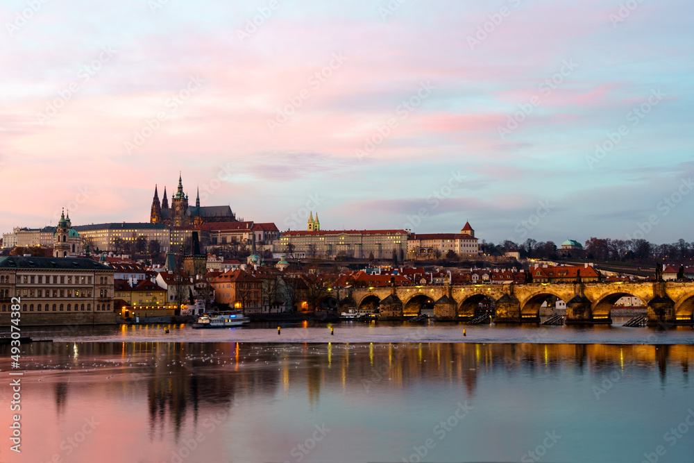 Stadtansicht von Prag, Tschechien, mit der Moldau, der Karlsbrücke und der Prager Burg im Hintergrund; Prag in der Abenddämmerung