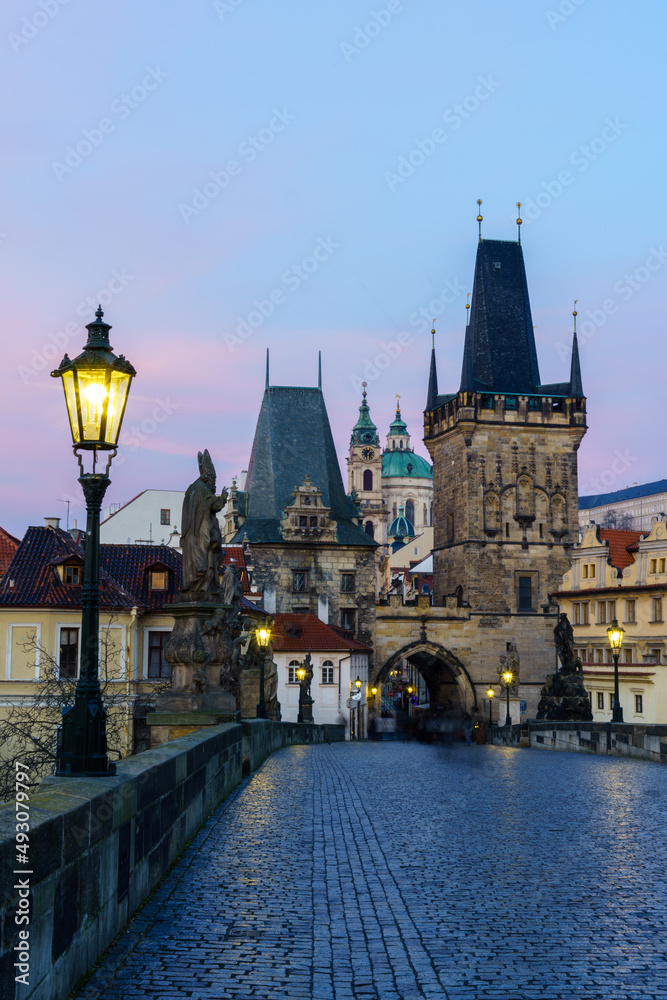 Fototapeta premium Karlsbrücke in Prag, Tschechien, früh am Morgen in der Dämmerung