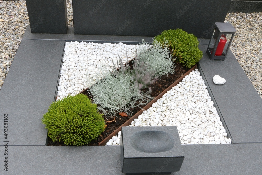Schlichte und moderne Grabgestaltung an einem katholischen Friedhof in Österreich, Tod, Trauer, Gedenken, Friedhof