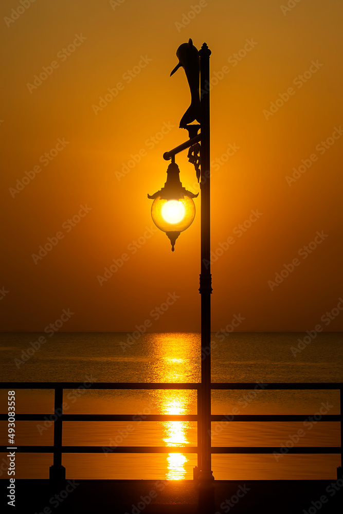 Obraz premium Lanterns and light of the evening sun