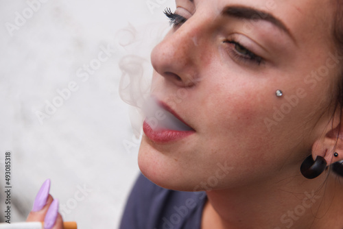 fumo sigaretta donna photo