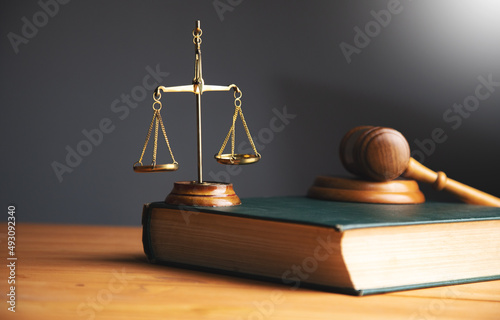 Obraz na płótnie Judge's gavel on vintage lawyers desk.