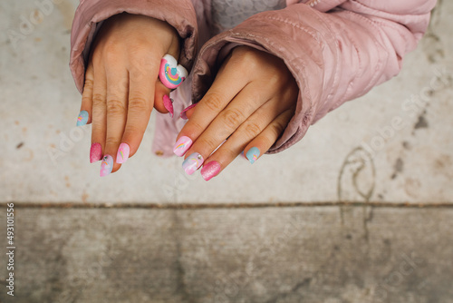 Obraz na plátne 6 year old girl with pink press on finger nails