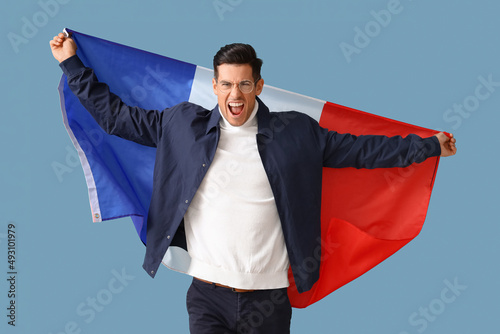 Angry young man with flag o...