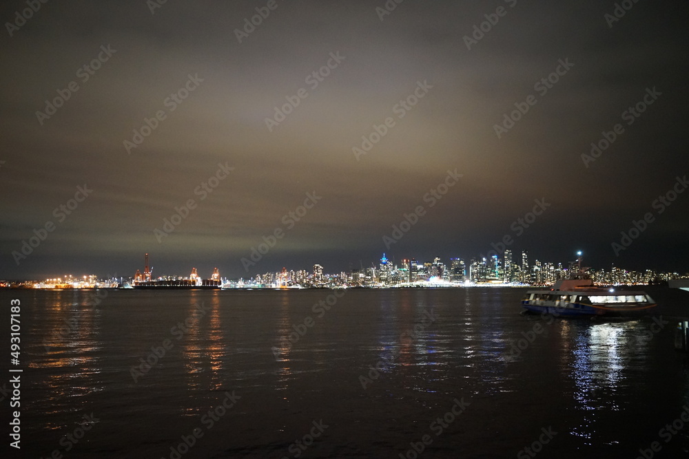 夜のバンクーバー　海　ダウンタウン　ロンズデールキーからの眺め　夜景　観光　カナダ　
