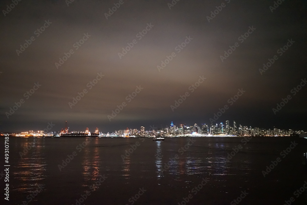 夜のバンクーバー 海 ダウンタウン ロンズデールキーからの眺め 夜景 観光 カナダ 夜のバンクーバー 海 ダウンタウン ロンズデールキーからの眺め 夜景 観光 カナダ