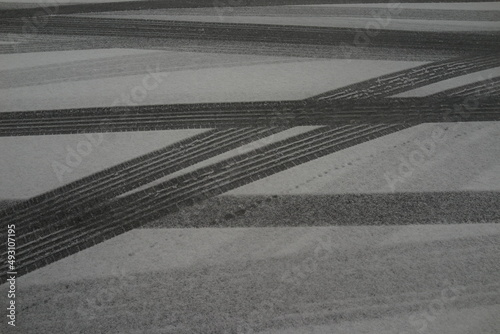 雪　スリップ　タイヤ痕　車　タイヤの跡　雪道