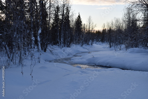 rivière gelée en Laponie