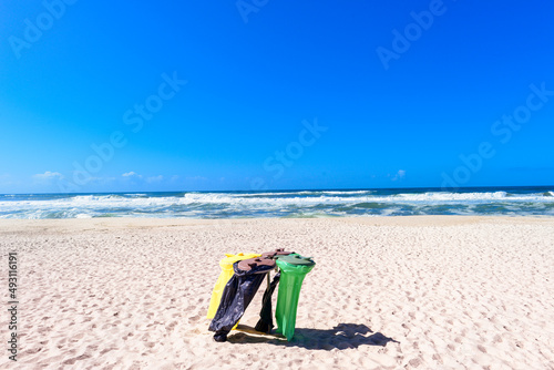 Umweltschutz /Abfalltrennung am Strand von Praia de Mira, Portugal