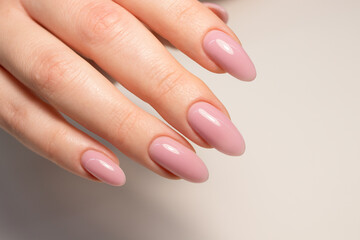 Leinwandbilder Nagelstudio Nude Maniküre mit mandelförmigen Nägeln  © Alina Kay