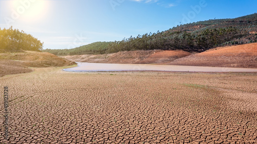 Photographie Landscape of low water and dry land in advance, severe drought in the reservoir of Portugal