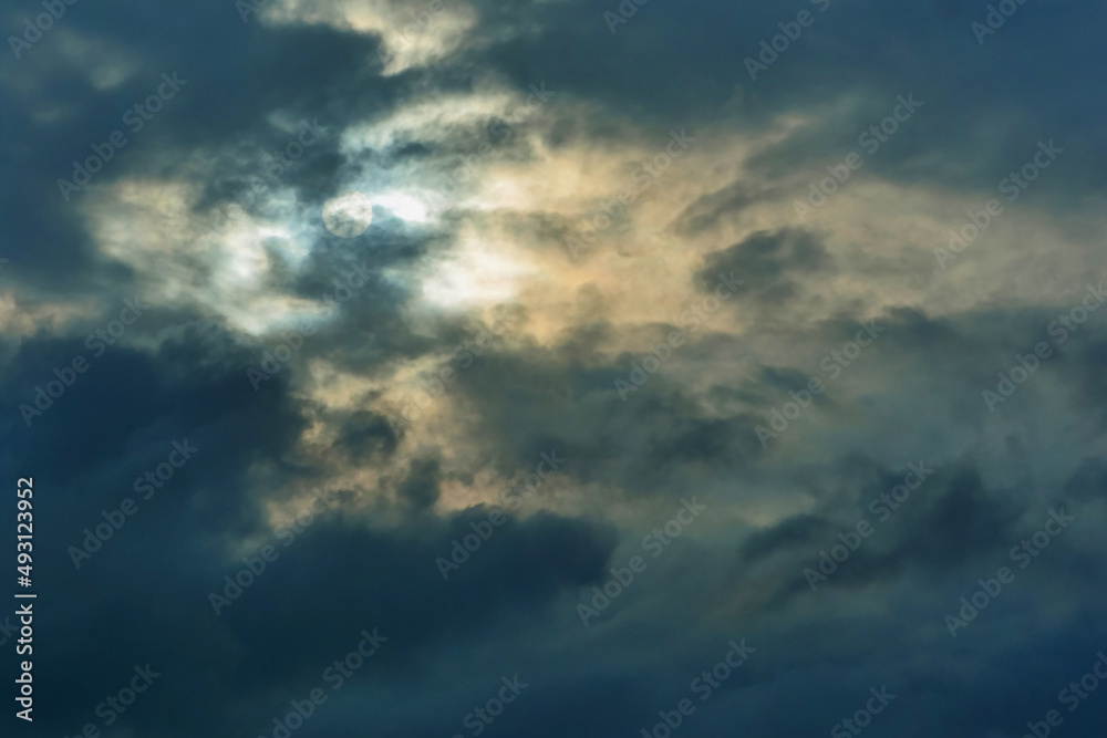 The sun hidden behind the clouds/Le soleil caché derrière les nuages