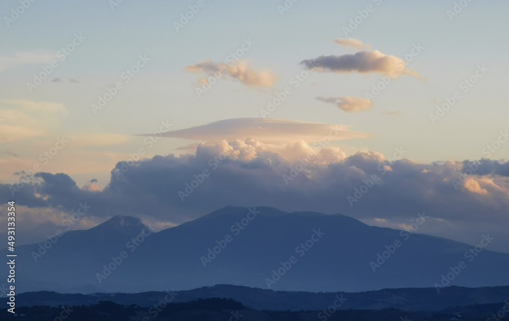 Nuvole bianche sopra la cima dei monti al tramonto Nuvole bianche sopra la cima dei monti al tramonto