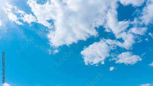 Refreshing blue sky and cloud background material_wide_44
