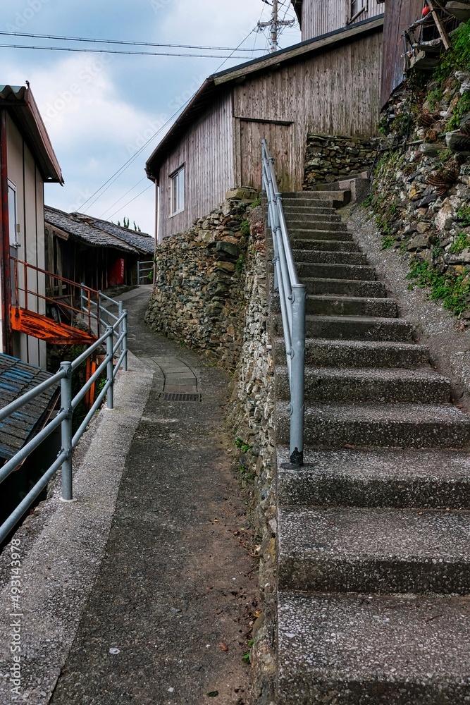 集落の狭い路地とコンクリートの階段
集落の狭い路地とコンクリートの階段