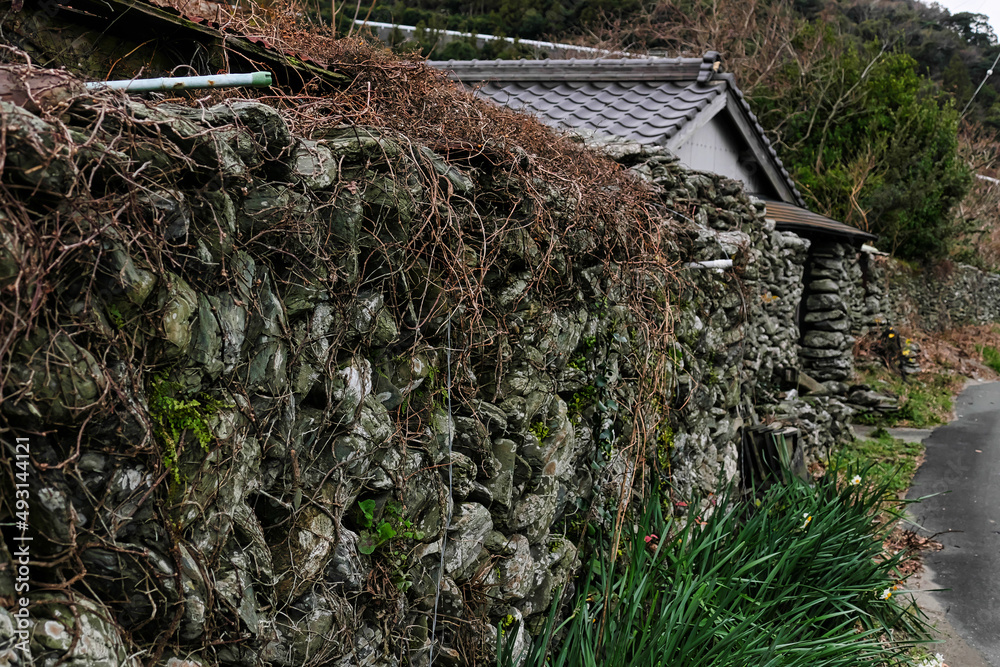 Obraz premium 積み重ねた石垣のある家並み 