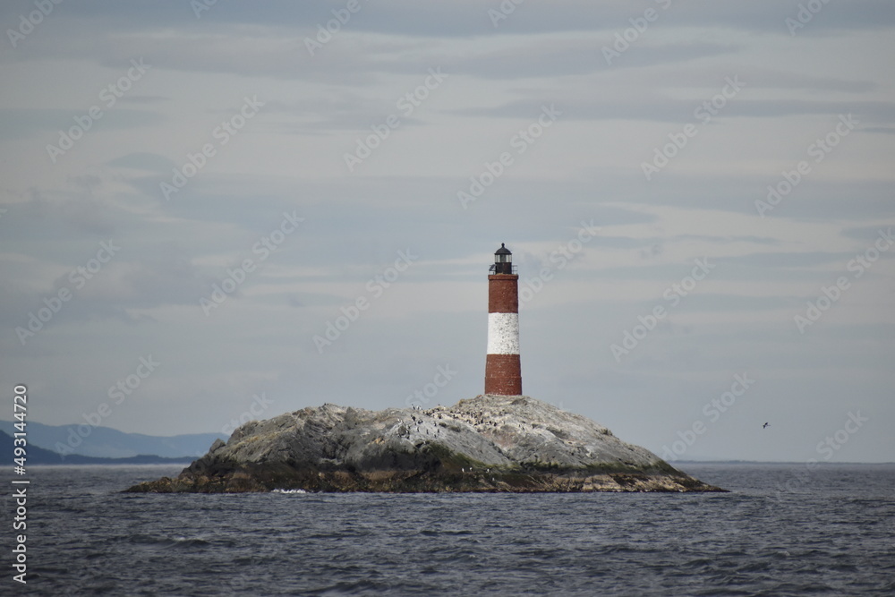 Toma de larga distancia del faro Les Eclaireurs en día nublado Toma de larga distancia del faro Les Eclaireurs en día nublado