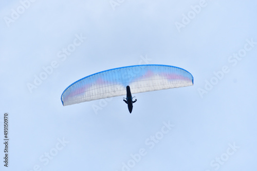 青空を飛ぶパラグライダー