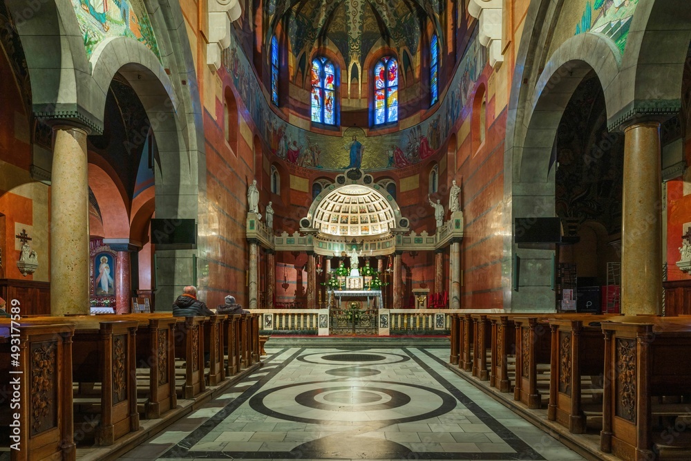 Wnętrze Kościoła Najświętszego Serca Pana Jezusa w Krakowie - obrazy, fototapety, plakaty 