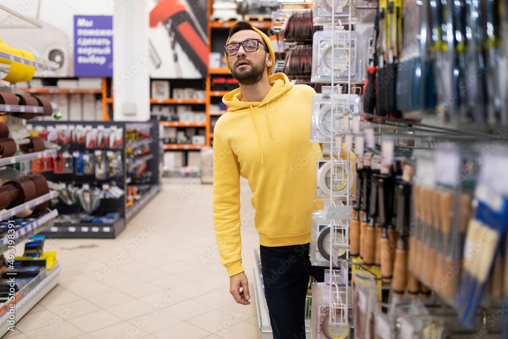 Obraz premium the customer cannot find the rack with the right product in the power tool and household goods store
