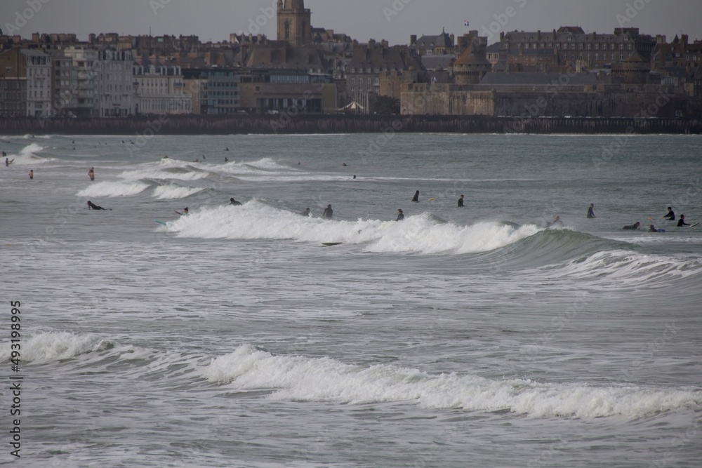 Obraz premium waves crashing on the beach