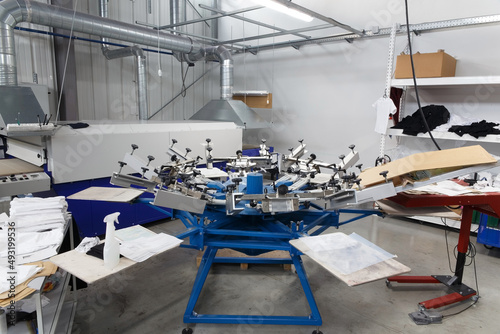 Fotografia Screen printing machine for applying images by silkscreen printing