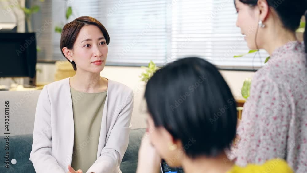 取材を受ける女性 インタビュー 取材を受ける女性 インタビュー