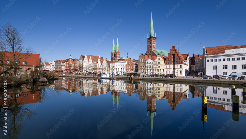 Pano Hansestadt Lübeck Trave Speigelung wolkenlos entzerrt