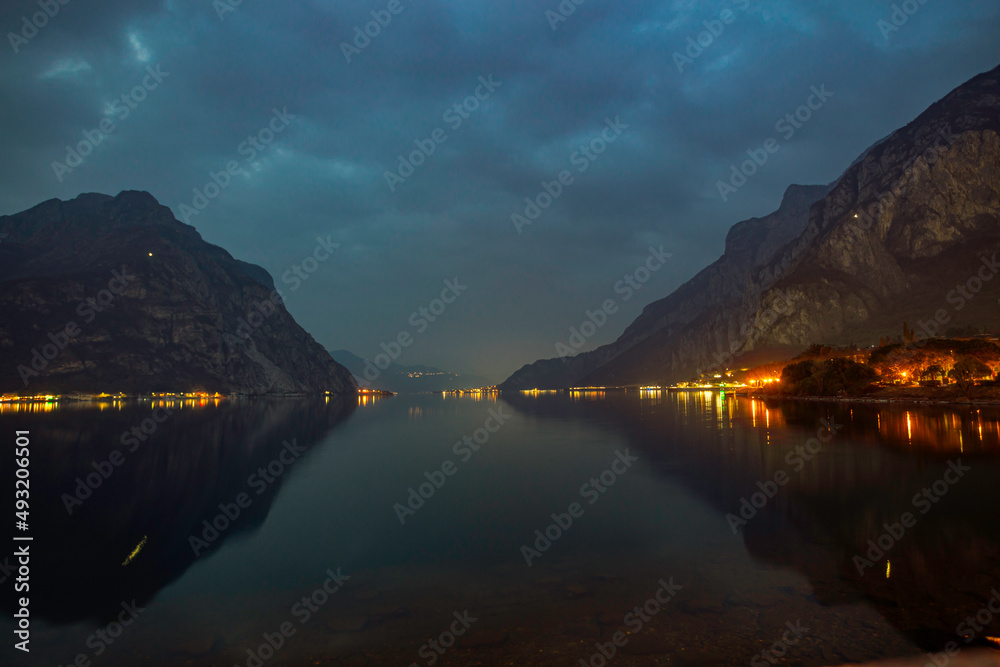 Vista de Lecco no lago di Como no norte de Itália
