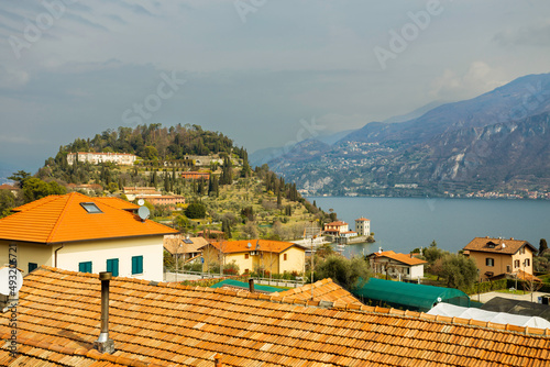 Vista de Bellagio no Lago de Como no norte de Itália photo