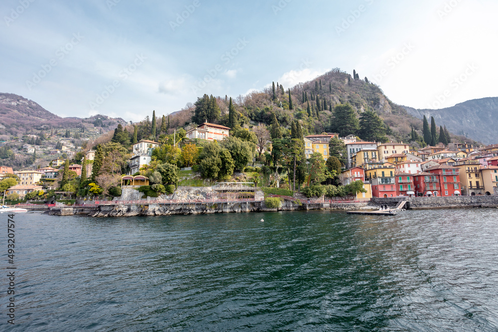 Vista de Varenna no Lago di Como no norte de Itália