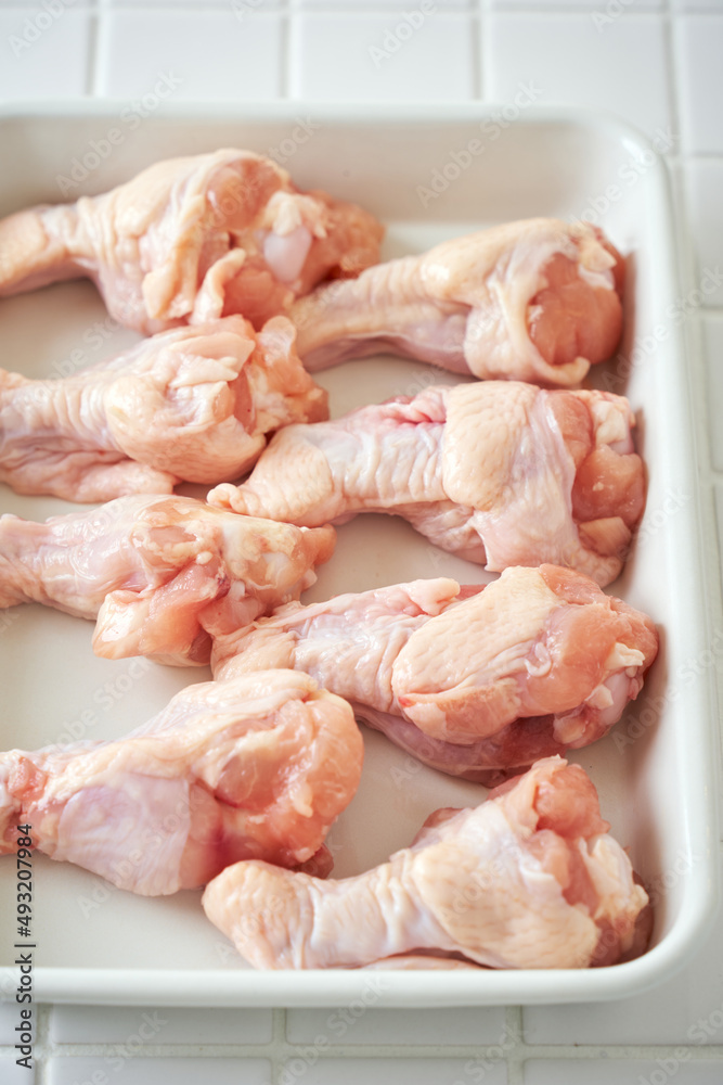 調理バットに並べた鶏の手羽元 調理バットに並べた鶏の手羽元